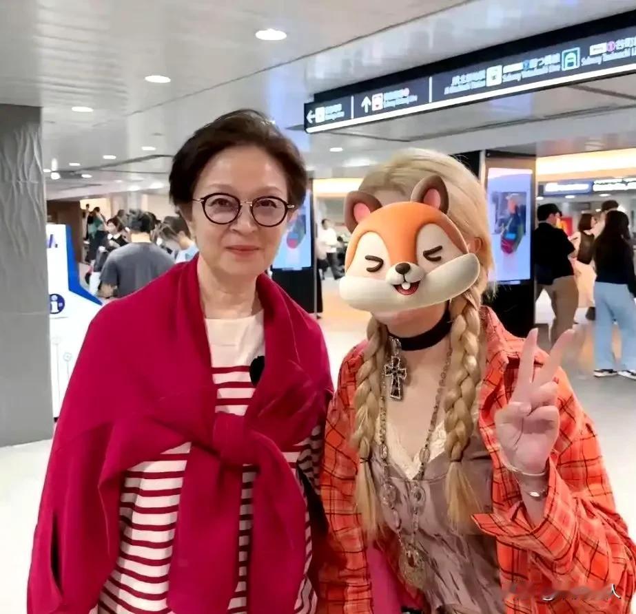 讲真，67岁的刘莉莉也太让人惊着了吧！你瞅瞅她那状态，哪像奔七的人啊？
 
穿搭