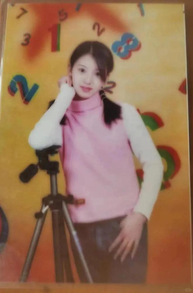方媛通过两个女儿，证明了自己的脸是妈生脸，没有微do的。后来她又晒出了自己的童年