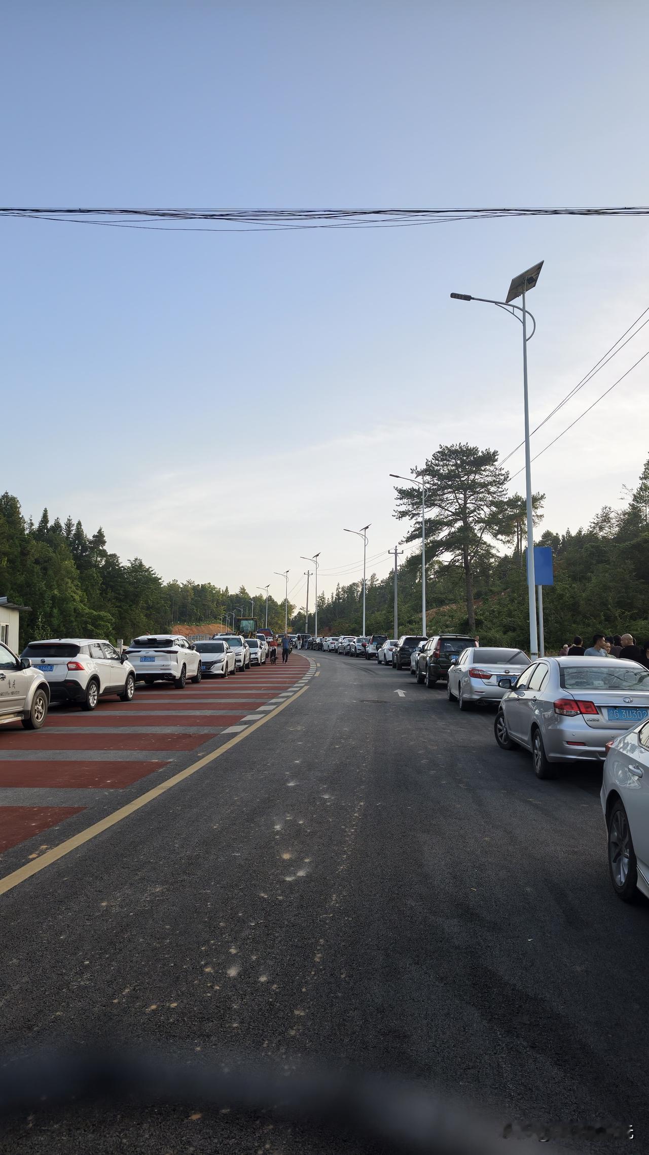 避暑胜地新建公路。
   这是重庆黄水镇新建的一条公路，位于冷水到黄水镇场口附近