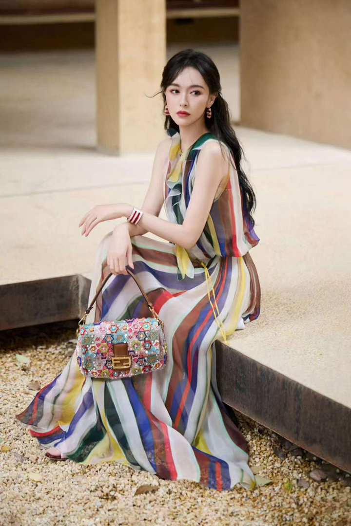 唐嫣孟子义何与同框唐嫣孟子义何与活动同框唐嫣这状态是认真的吗？生图比精修还绝，岁