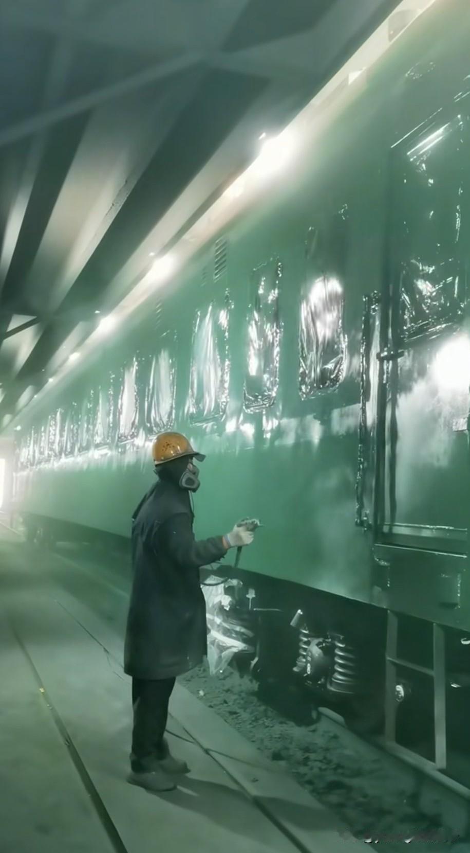 绿皮车原来就是这样被刷绿的。在普速铁路时代，铁路客车的车底还是有着多种的颜色配色