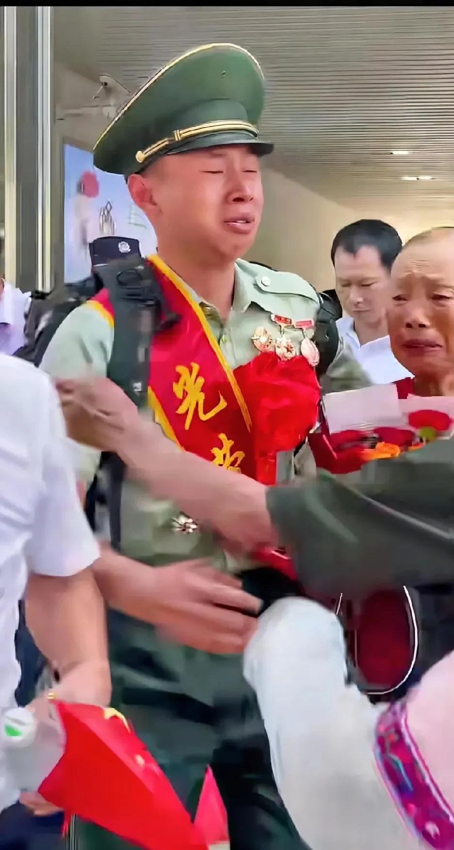 “上人民日报了！”广西柳州，男子当兵12年退役回家，没想到，父母已早早在车站等他