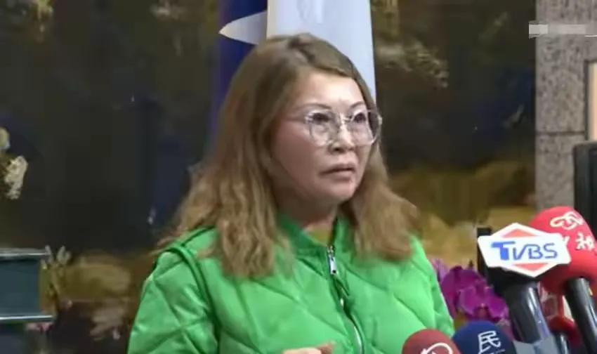 最近一个台湾女生质问郑丽文的视频在网上走红了。

就怼的是郑丽文之前那句“两岸统