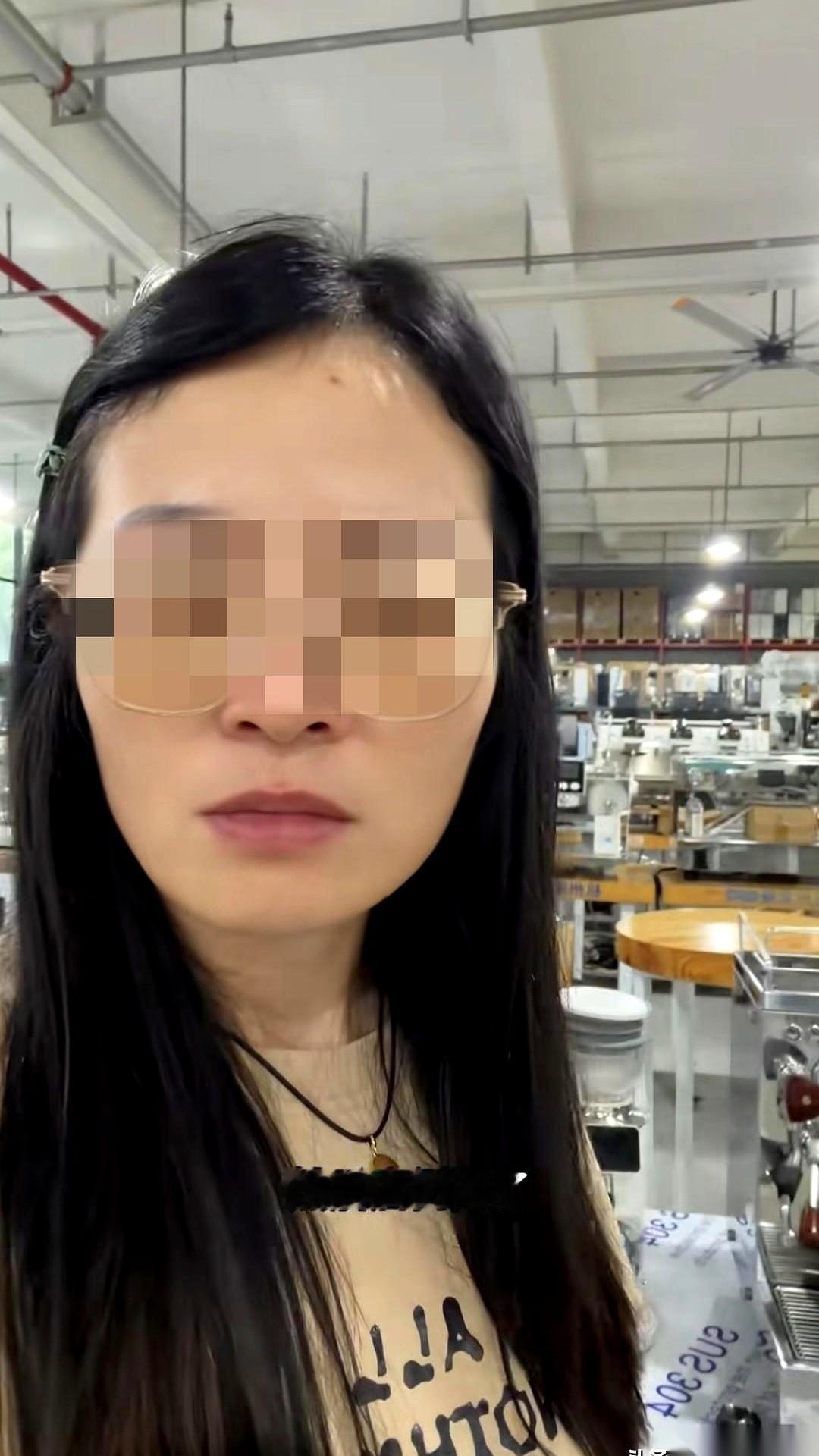 昨天，伴随着搬运推车轮子摩擦地面的闷响，一家加盟咖啡店的机器设备被全数打包拖走。