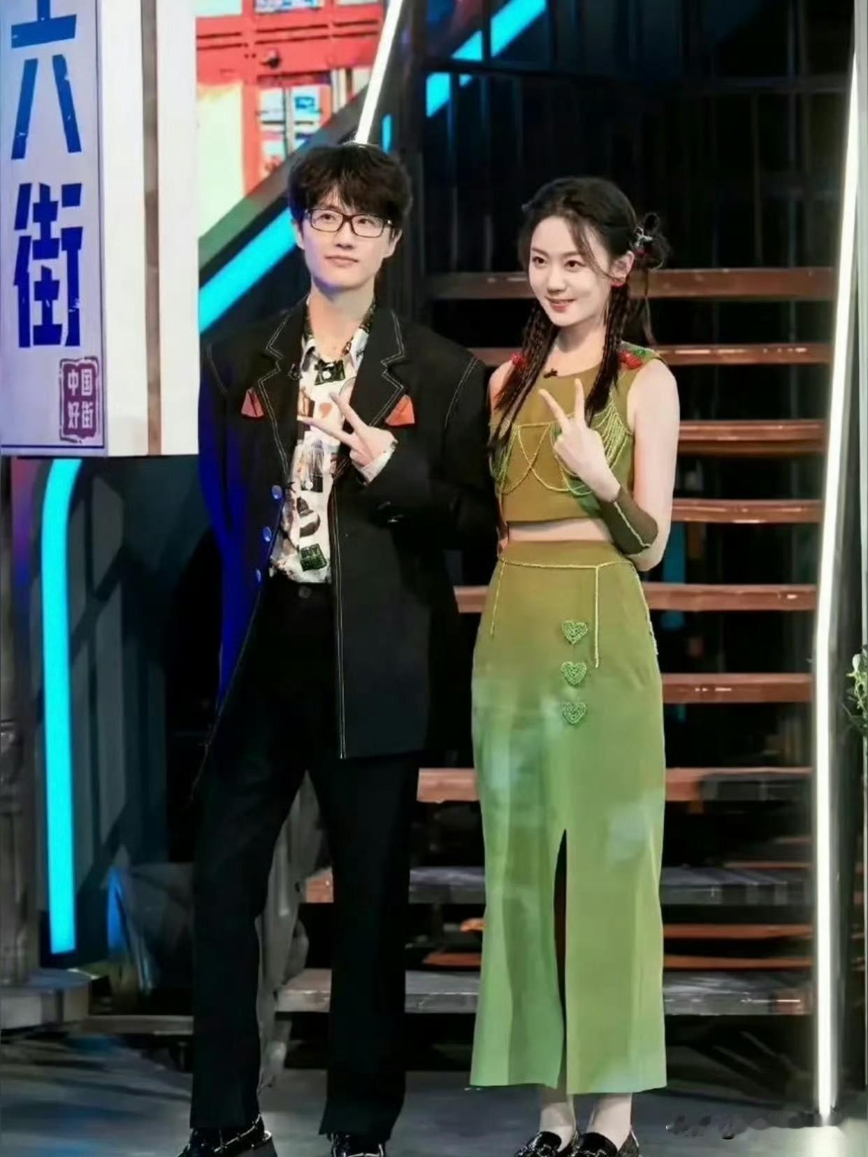 许嵩和冯禧相恋已有四年，相处一直低调稳定，早前就有碰面双方家长的画面流出。近期海