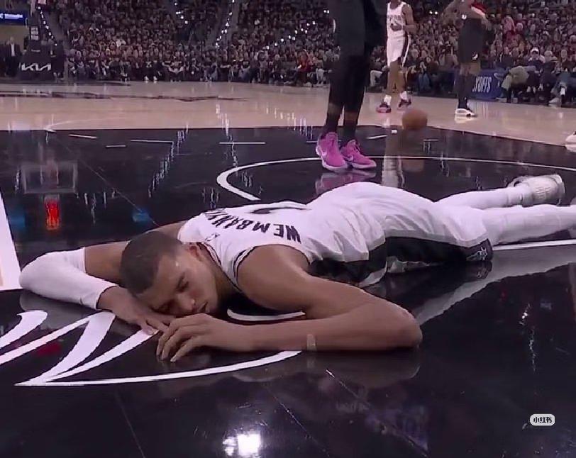 文班缺席G2剩余比赛比赛进行到第二节， 文班亚马摔倒，头直接撞到了地板上，之后回