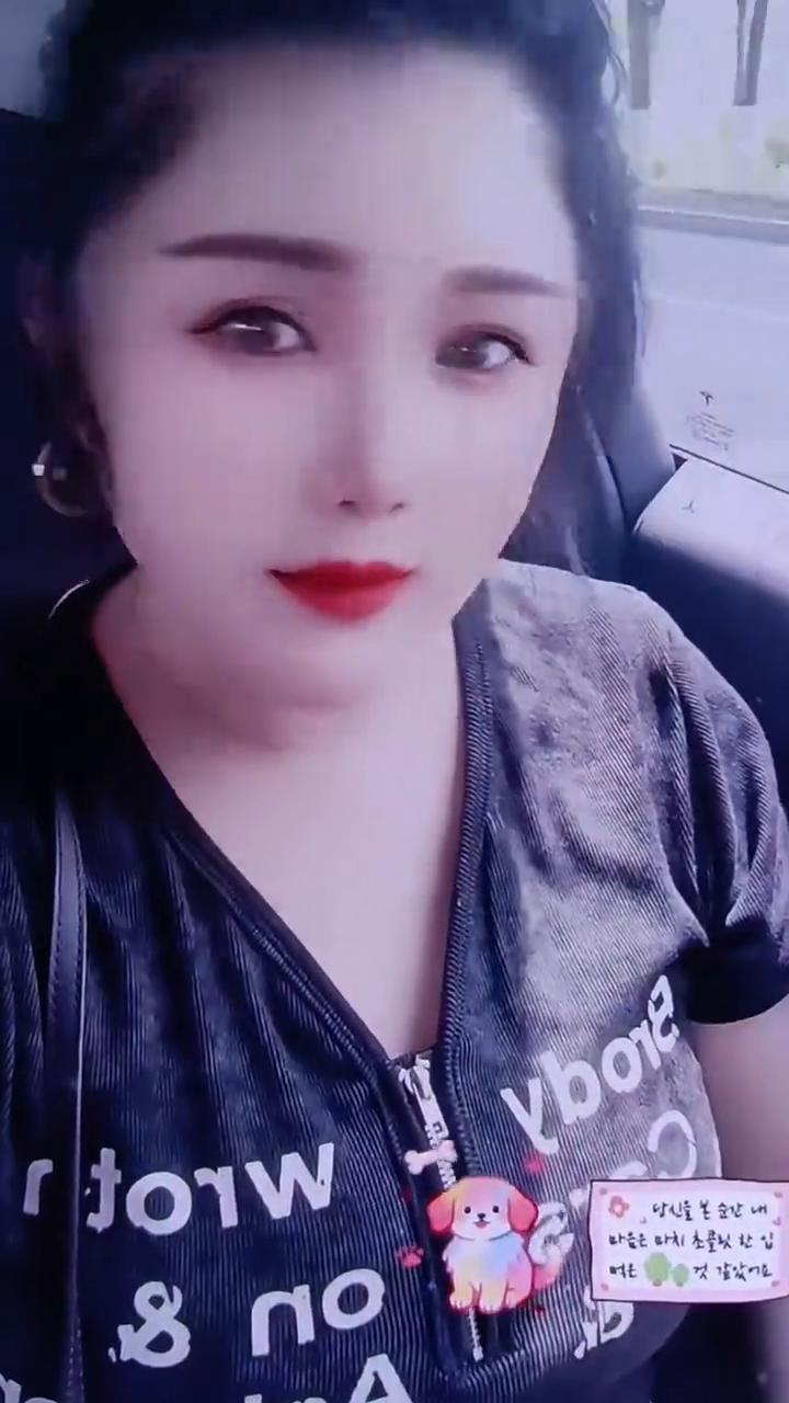 我在哪？我家。我家像那朵美丽的新娘花，把你我梦幻留下的我。你的他，如今的我们早已