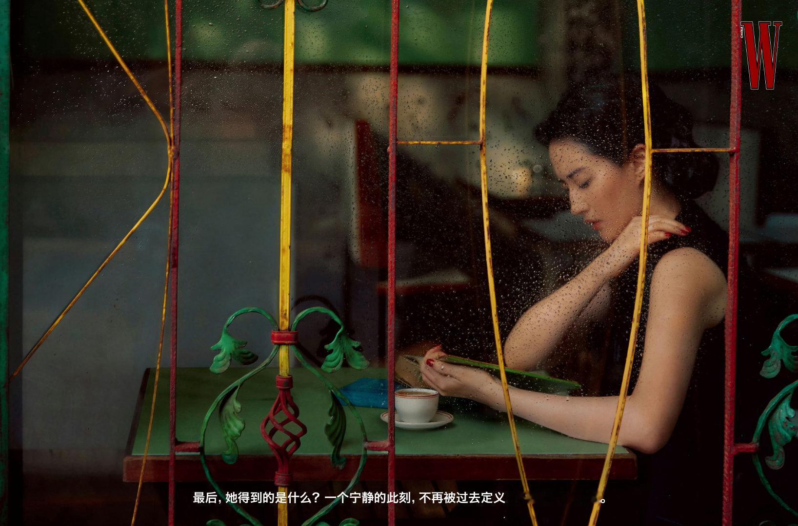 刘亦菲照镜子刘亦菲看镜中自己关锦鹏导演审美的确是很好，拍得很电影 
