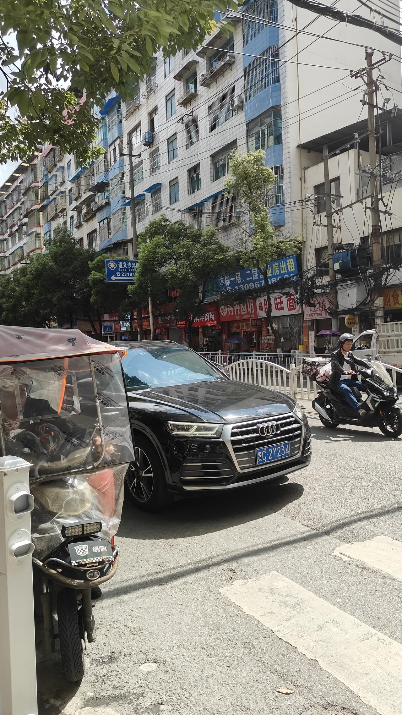奥迪能抗住水泥罐车
其他豪车估计没这个本事