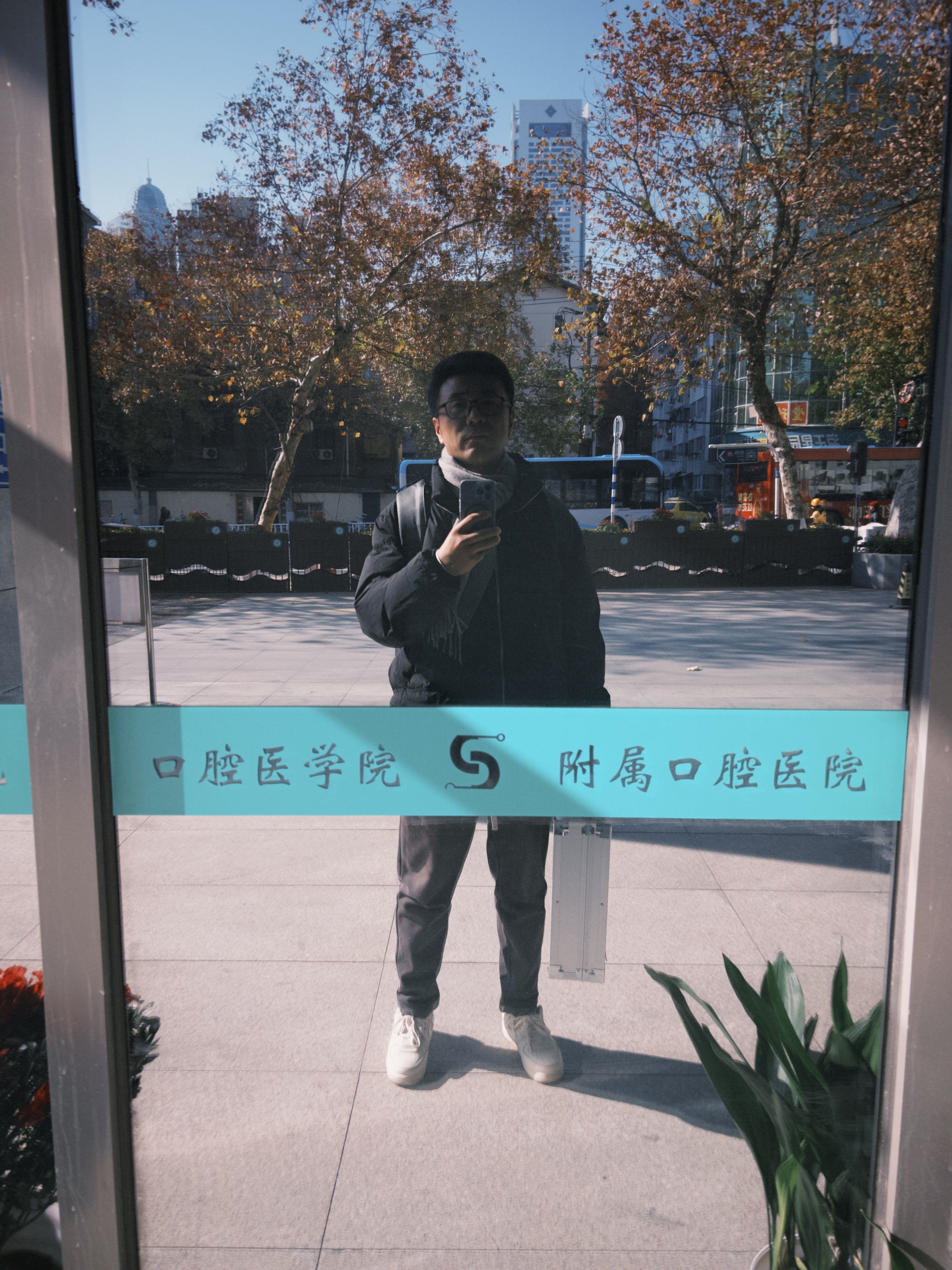体检结束，拎个大箱子横穿两个红绿灯，去省口腔医院拿车，市中心太难停车了。 