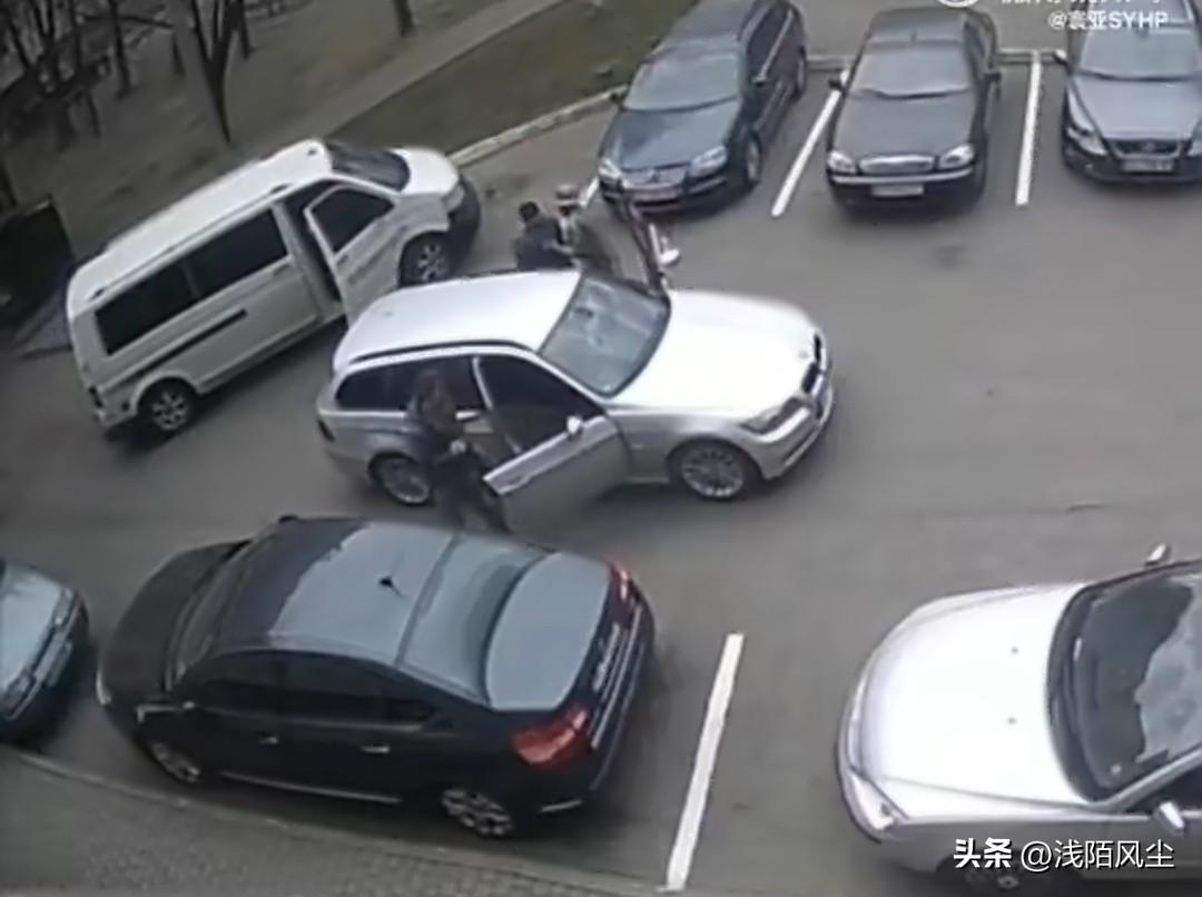 乌克兰征兵办已经开始已经开始学会“钓鱼”抓壮丁了。

乌克兰卢茨克，征兵人员以自