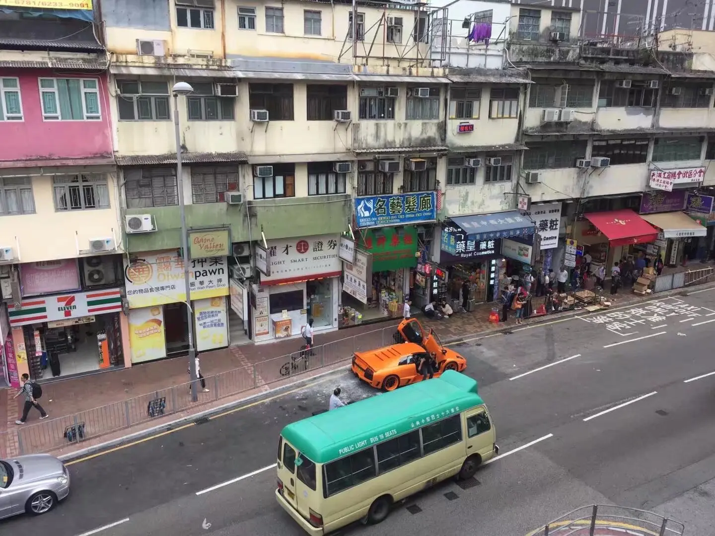 猛龙过江。Murciélago（蝙蝠）是兰博基尼上一代旗舰V12跑车...