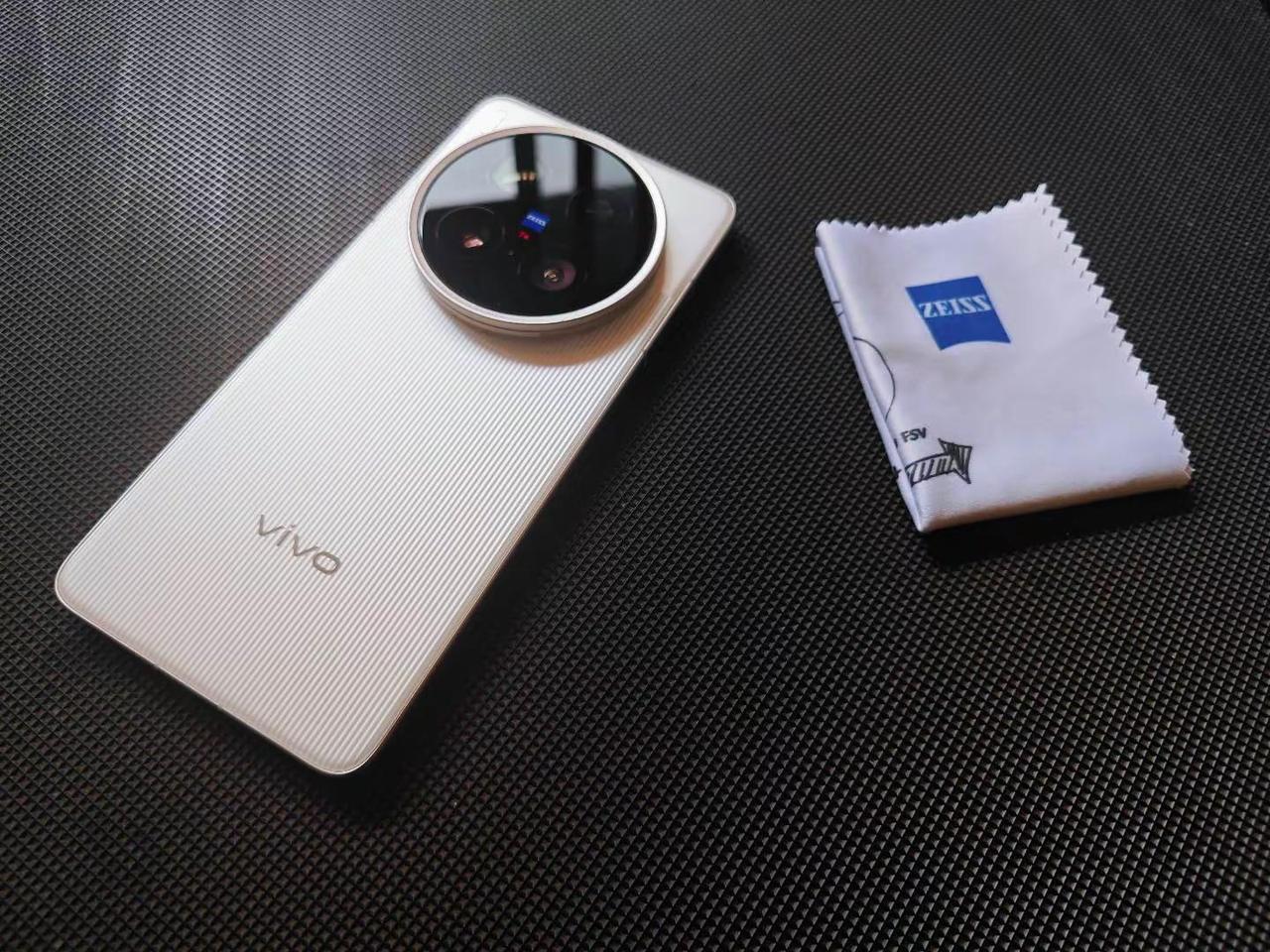 用蔡司镜头，就必须准备蔡司擦镜布。vivo vivox200ultra 蔡司 蔡