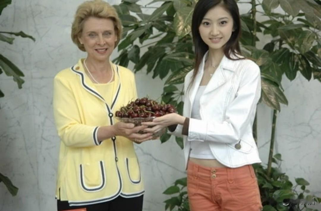 原来成为孙宇晨白月光的那年，景甜不仅代言了QQ飞车，甚至代言了美国樱桃，一度受到
