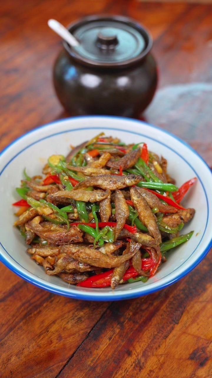 🐟锅里撒点毛毛盐，倒入小鱼仔，小火煎干煎香。

🌶️煎好后出锅，生姜、大蒜、