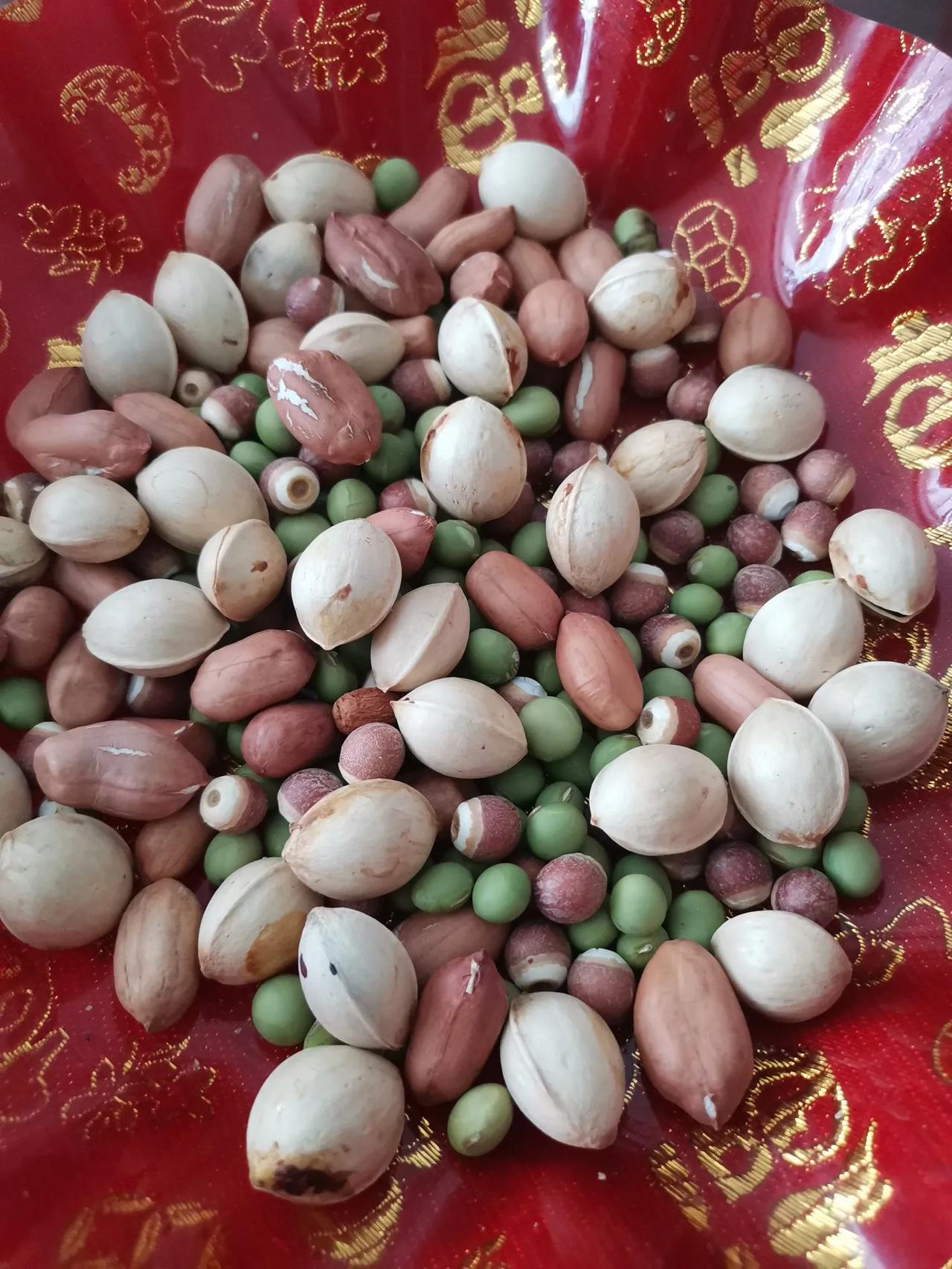 老年维护脑健康平衡，练习用筷子夹豆、花生、芡实、白果。方法是混匀，用吃饭时不持筷