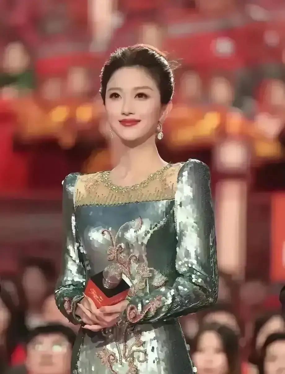 刘心悦站上春晚主会场，38岁第一次扛下零点倒计时，镜头扫过她鼻尖的汗珠。

龙洋