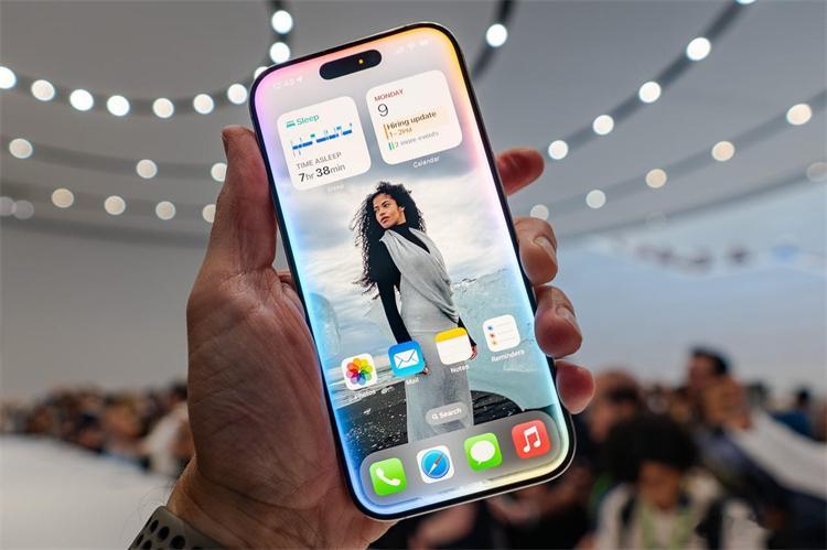 SiriAI正式发布 有啥用，国行用户又没法用……哦，欧盟那边也没法用，心里突然
