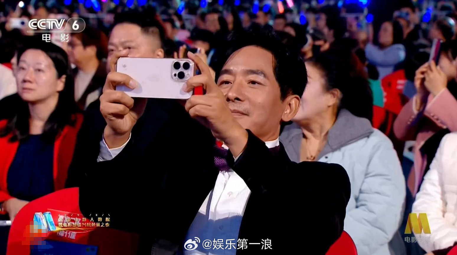 郭晓东回复张杰粉丝郭晓东 张杰站哥 哈哈哈哈郭晓东在盛典上拍张杰，杰粉喊话让他把