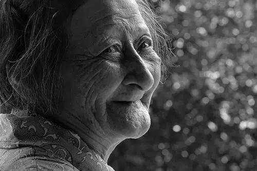 娘在，兄弟姐妹是一家；娘不在，兄弟姐妹是亲戚！
 
娘在，家就在。
 
但凡有娘