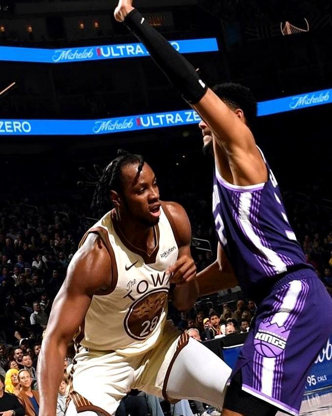 勇士队突然签下了查尔斯·巴锡，这一操作立马引爆球迷热议！
 

巴锡身高两米一一