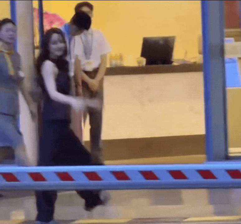迪丽热巴给粉丝打招呼这段啊对对对 我宝宝才没有踩空