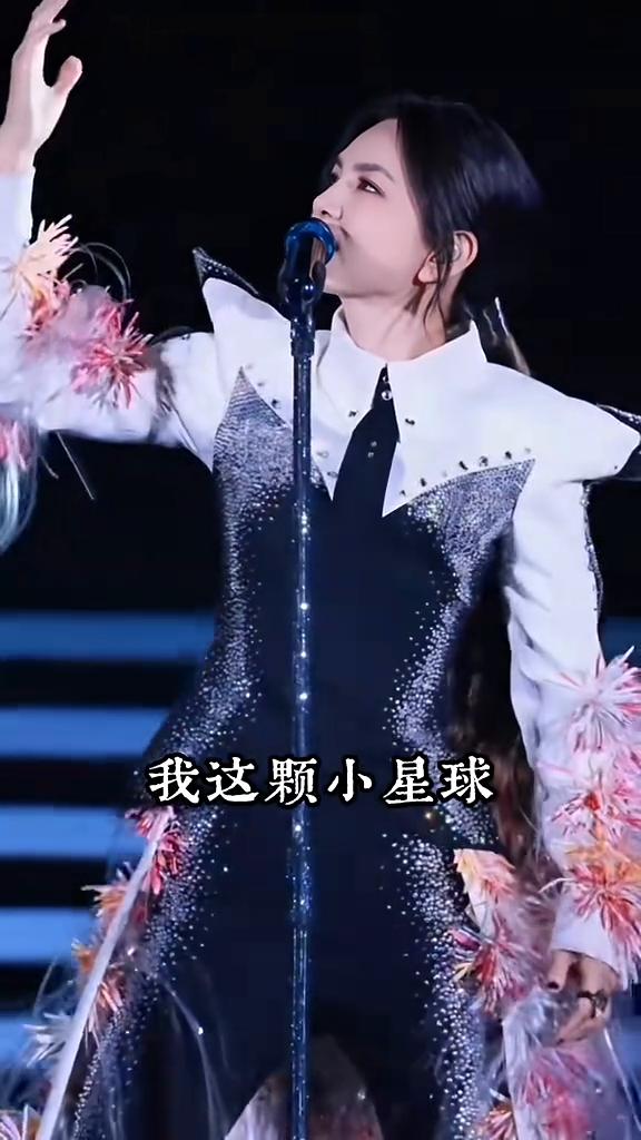 手不是手，是温柔的宇宙。我这颗小星球，就在你手中转动。请看见我，让我有梦可以作。