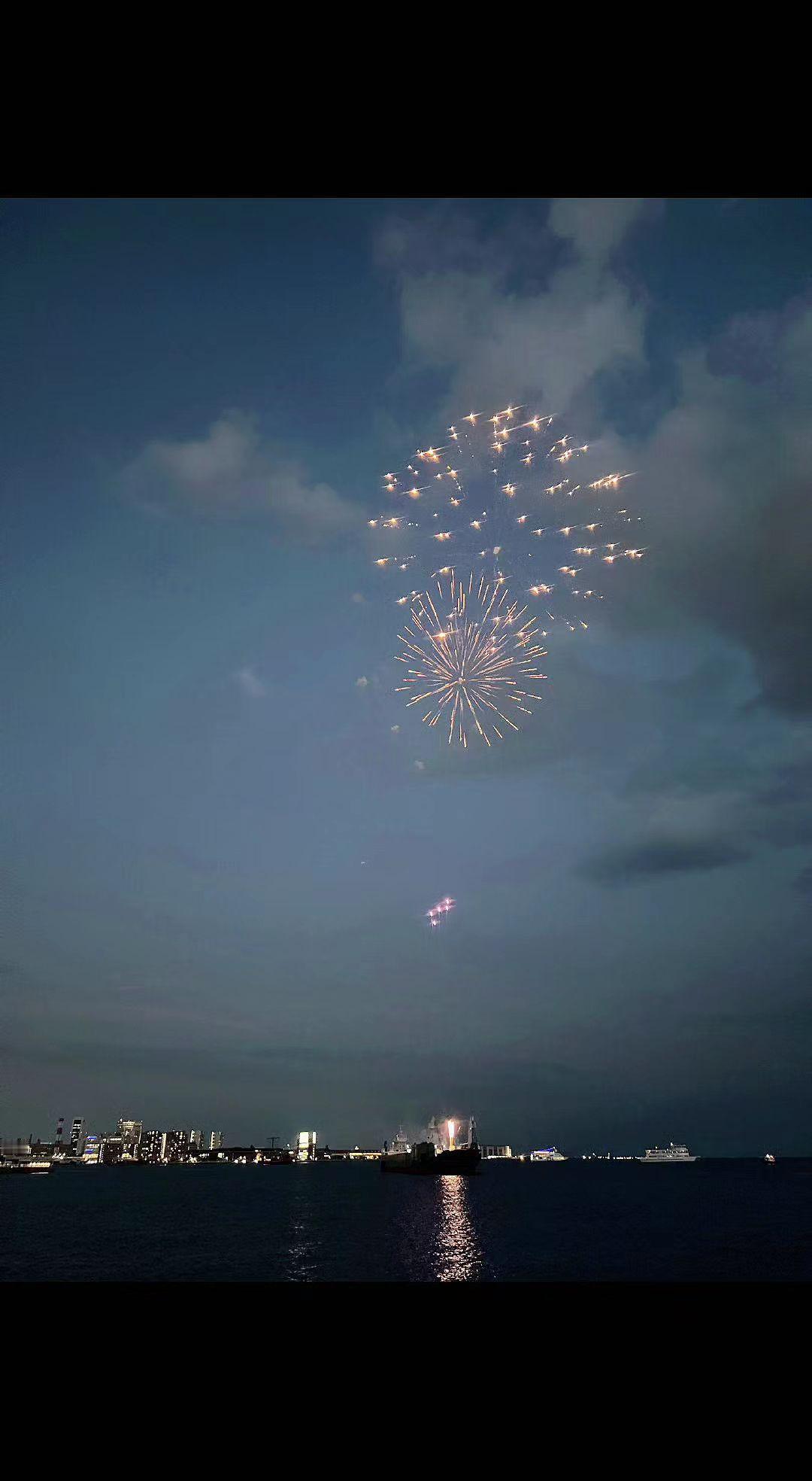 ✨夜空炸开金箔般的星群🌌，海面接住碎钻似的流光💎。短暂即是永恒，你许愿了吗？