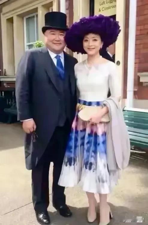 这两口子在国外街头的合照，一副绅士淑女的打扮，瞬间就拉高了气质。
男的还是那么胖