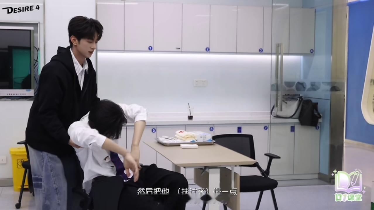 我笑不行了 妹子一下没拎起来老公立刻喊“你自己给点力气” 