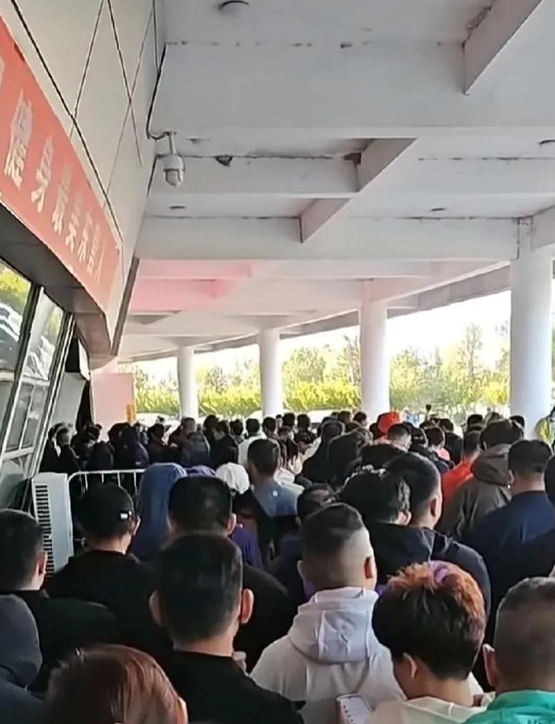 东营马拉松的吸引力太大了！


看这人多的，就不明白了，为啥都挤到一天来领装备？