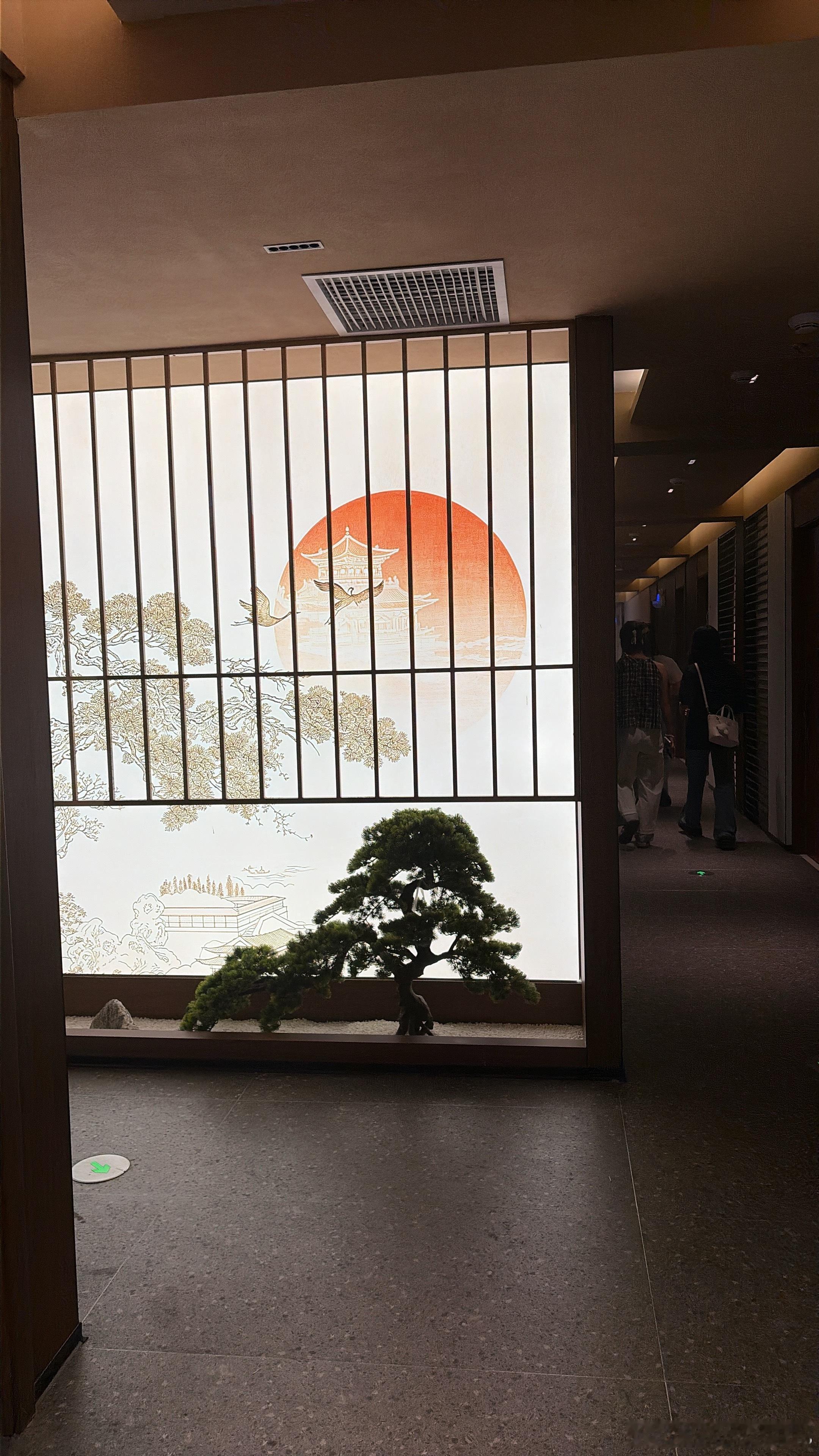 看了一个帖子，说希望高科技等等老年人。举的例子是下雨天一个老年人打不到车，看着很