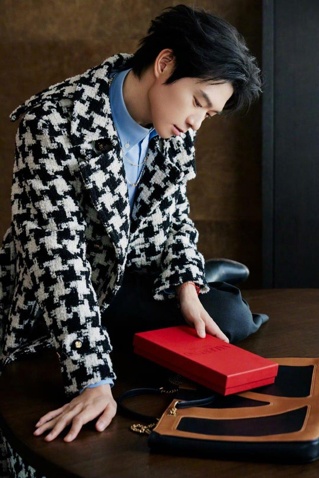 魏大勋黑白撞色雅痞风  魏大勋[超话]  红毯上的魏大勋又惊艳众人了！Valen