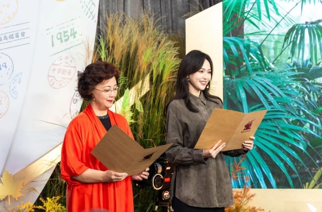 唐嫣今日活动，上影剧团朗诵 ​​​