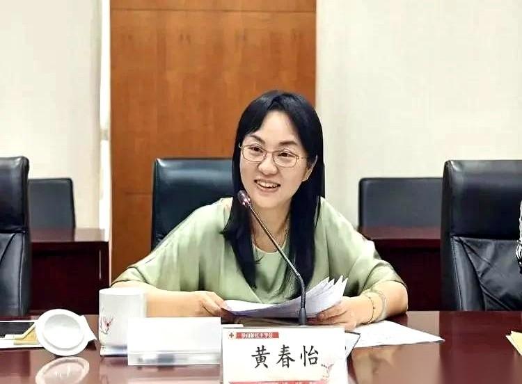 刷到她照片，第一眼还以为是哪个学校新来的美女院长，气质拿捏得死死的。
再一看，哦