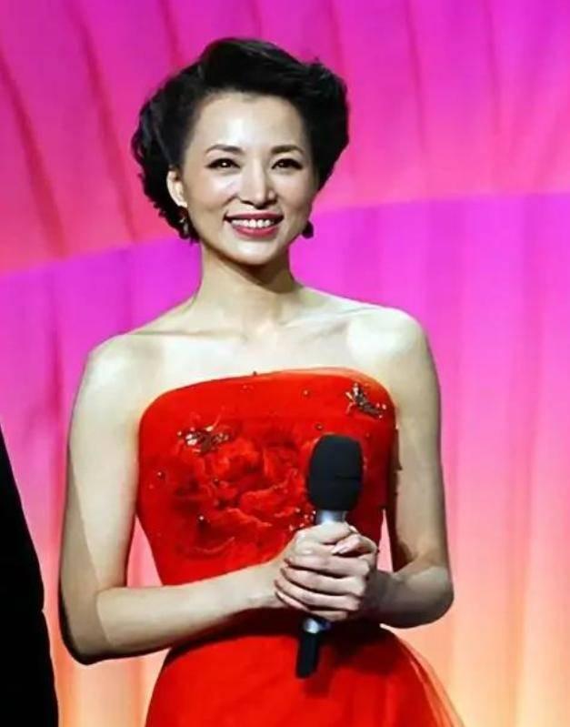 董卿从没“塌房”，为何销声匿迹？移民、债务传言满天飞，为何不回应？董卿最新状态：