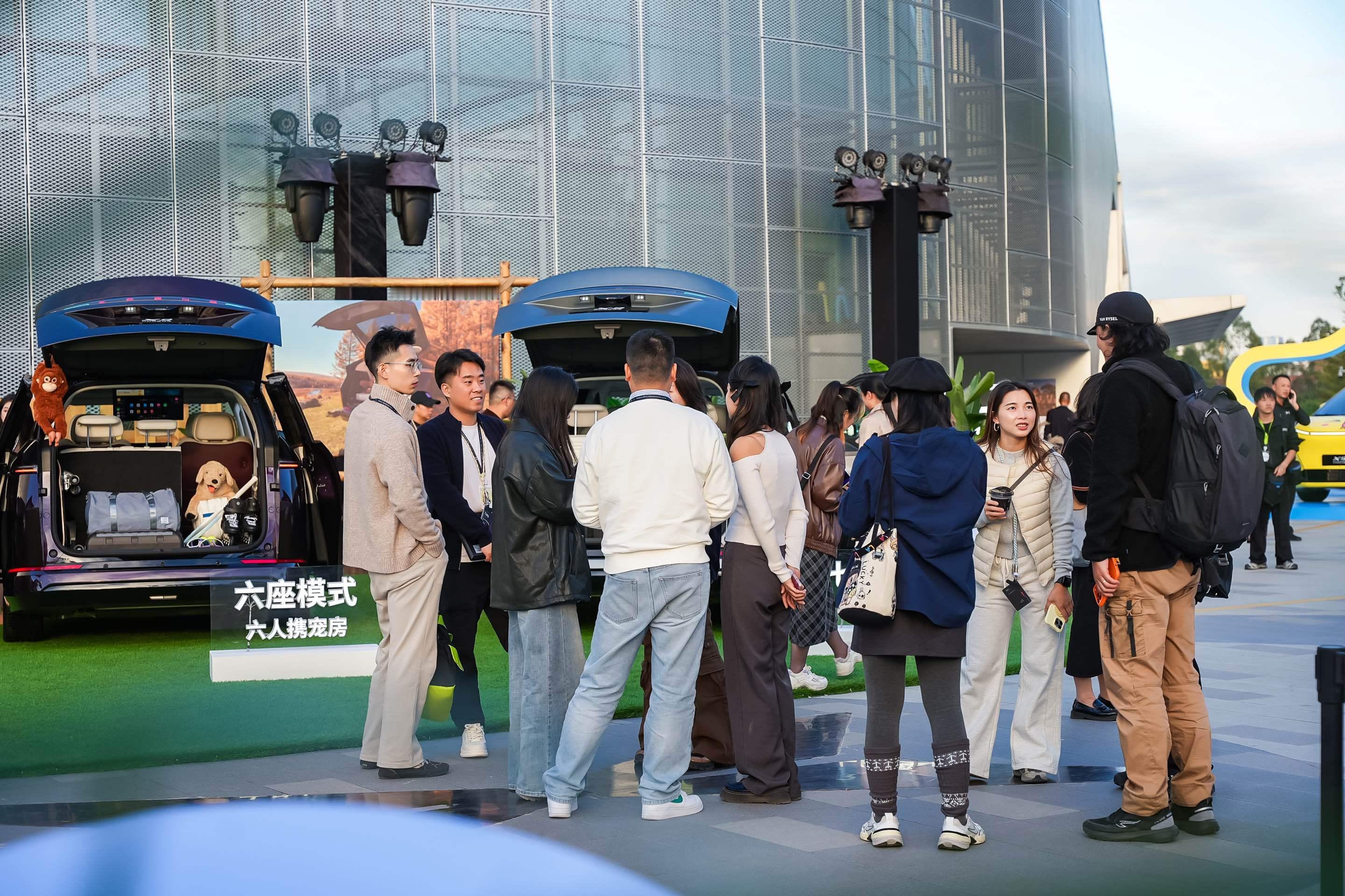 你见过会移动的家吗？小鹏X9超级增程，全球首发三排电动三折叠，一车轻松变“四房”