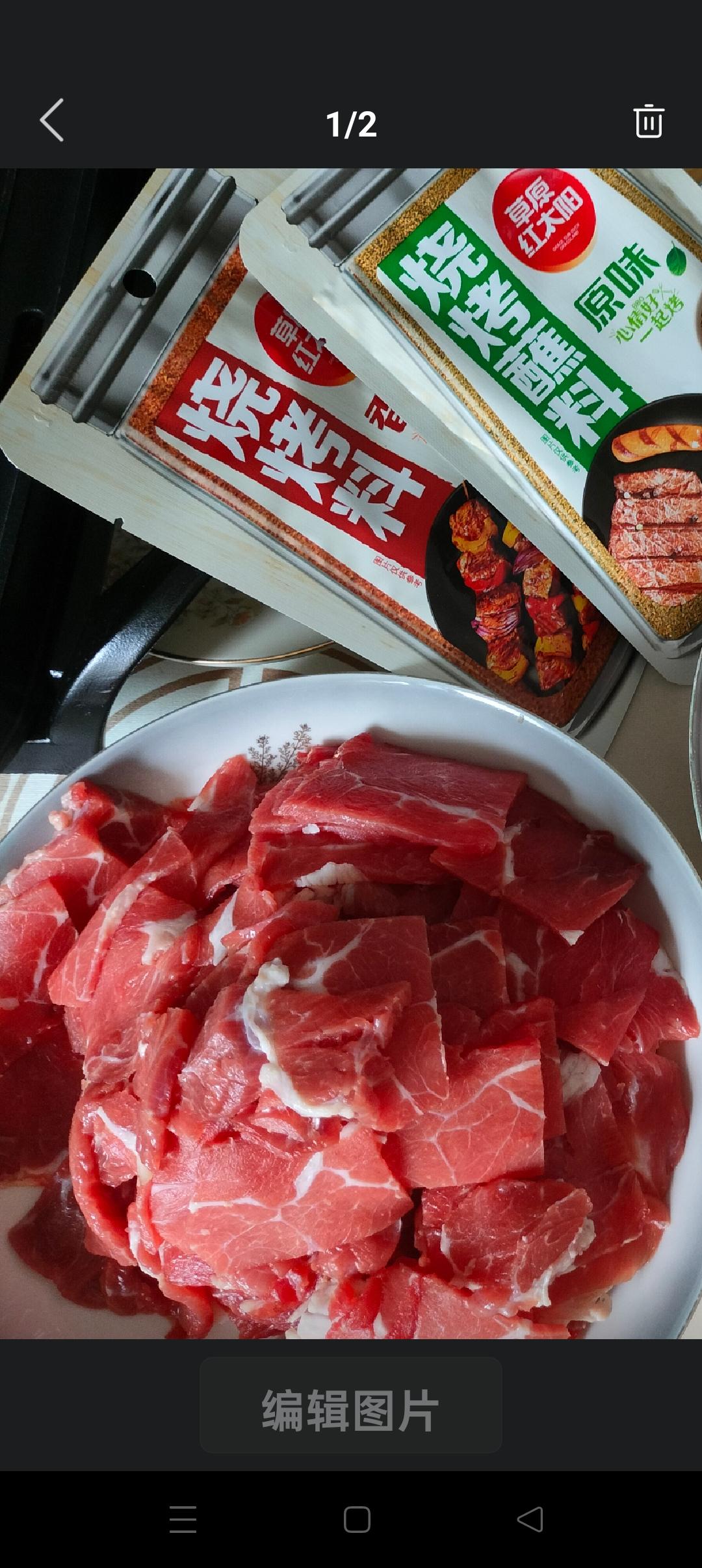 我和老公吃烧烤，准备了牛肉，五花肉，土豆片，生菜，馒头片等等。
老公切的这一盘牛