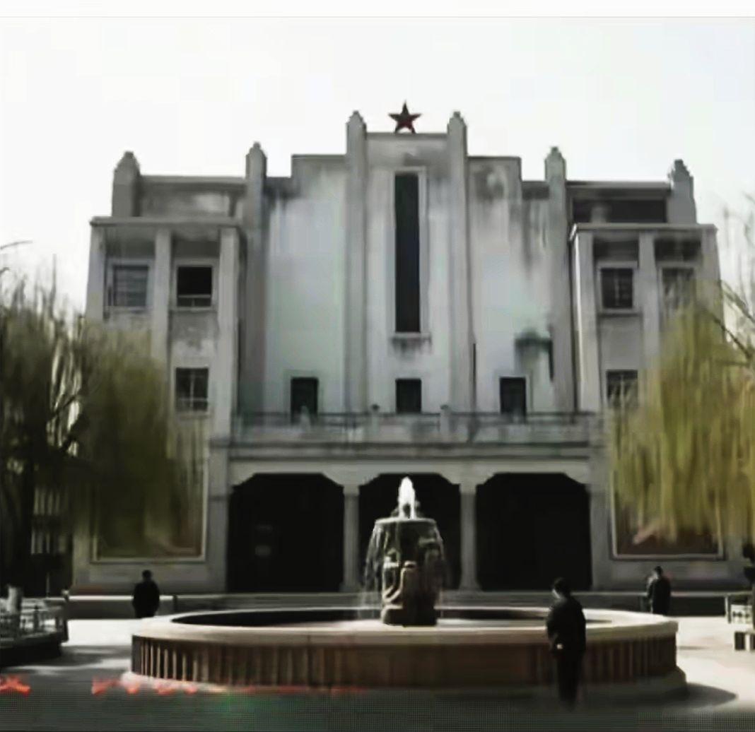 你们还记得曲沃县的人民大礼堂吗？它可是当年的标志性建筑呢！现在已经看不到原样啦。