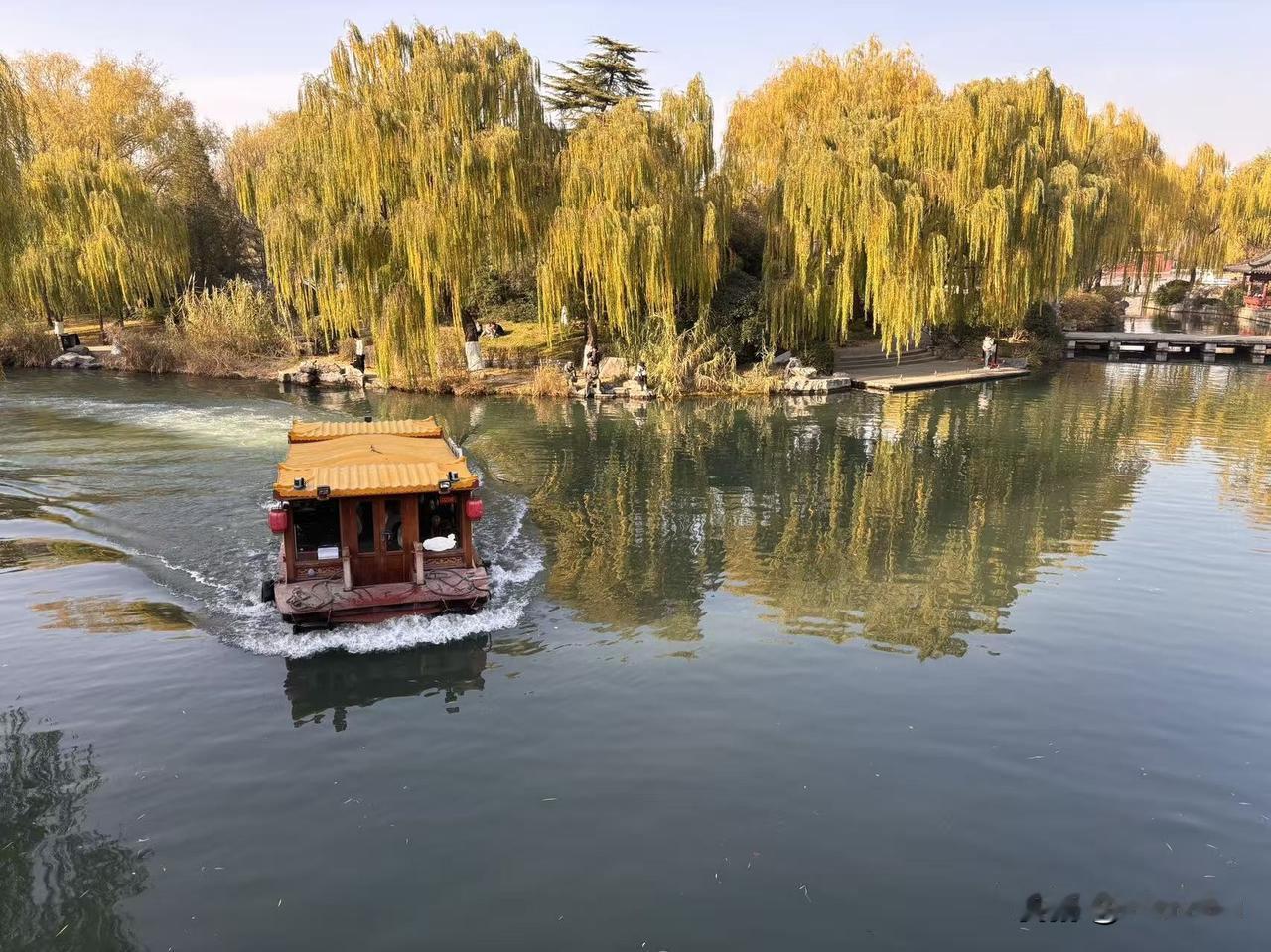 有钱人都在小红书，穷人都在头条？
看小红书，感觉个个都有钱，健身照、护肤品的牌子