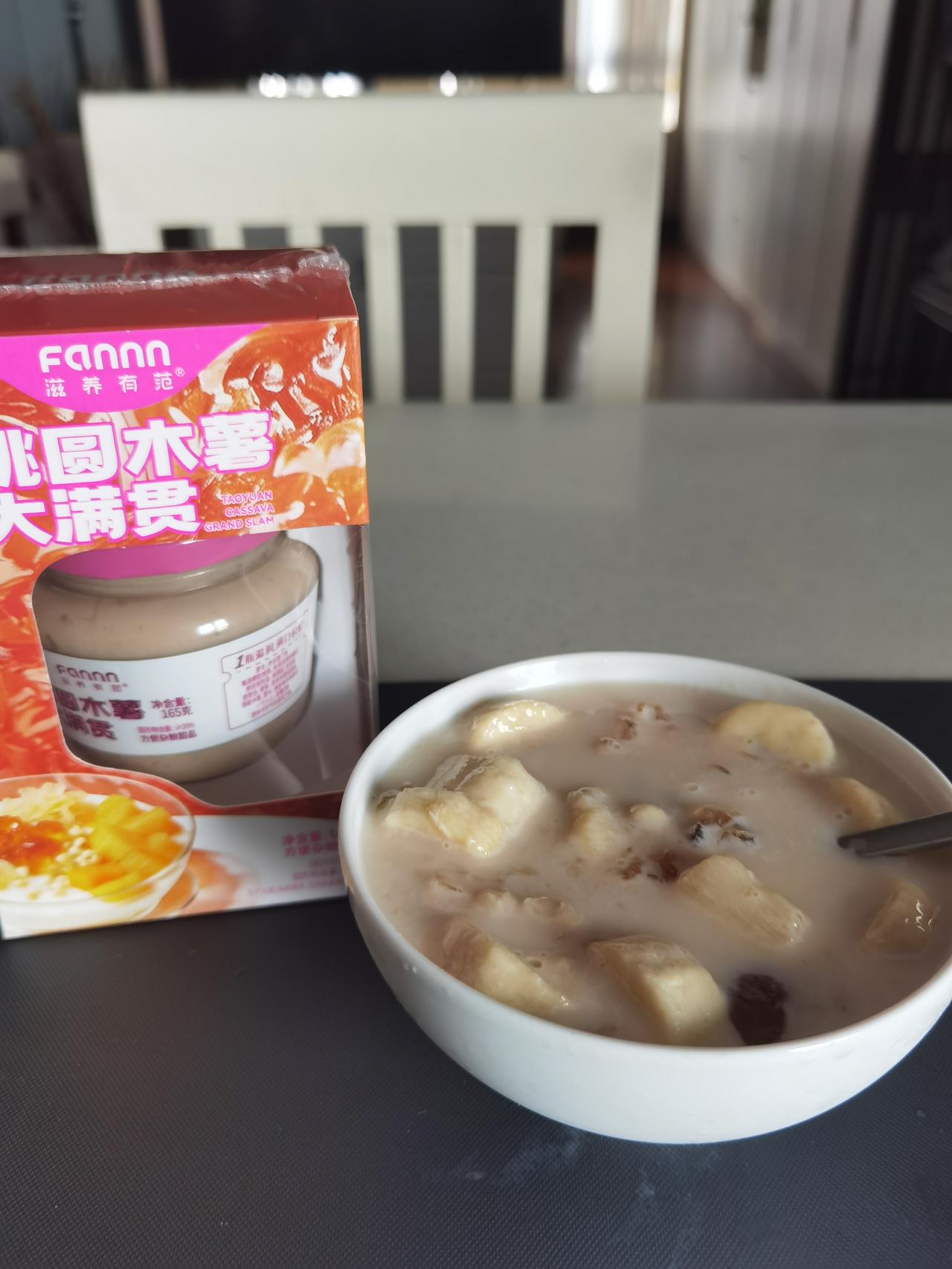 锻炼回来，冲完澡。

静静地坐下来——这才是属于我的享受时刻。

一碗自制的桃圆