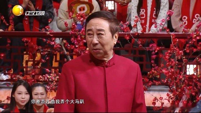 冯巩我想死你们了准时上线冯巩说相声 机器人翻跟头谁懂啊！刚打开辽视春晚，就被冯巩