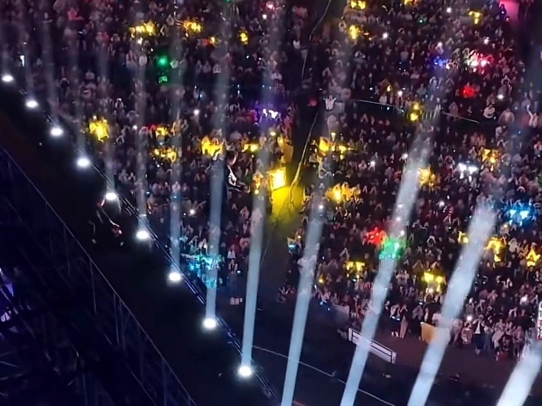 邓超从天而降邓超出场，每次都这么的出人意料！在万人中央，从天而降！永远不走寻常路