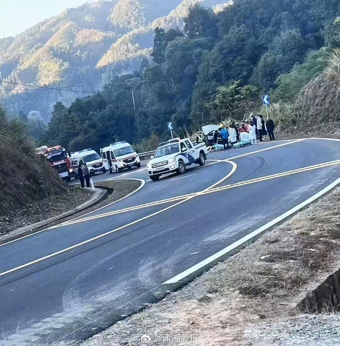 #赣州车祸系未成年人无证租车##未成年人租车乱象何时休#11月27日凌晨，江西赣