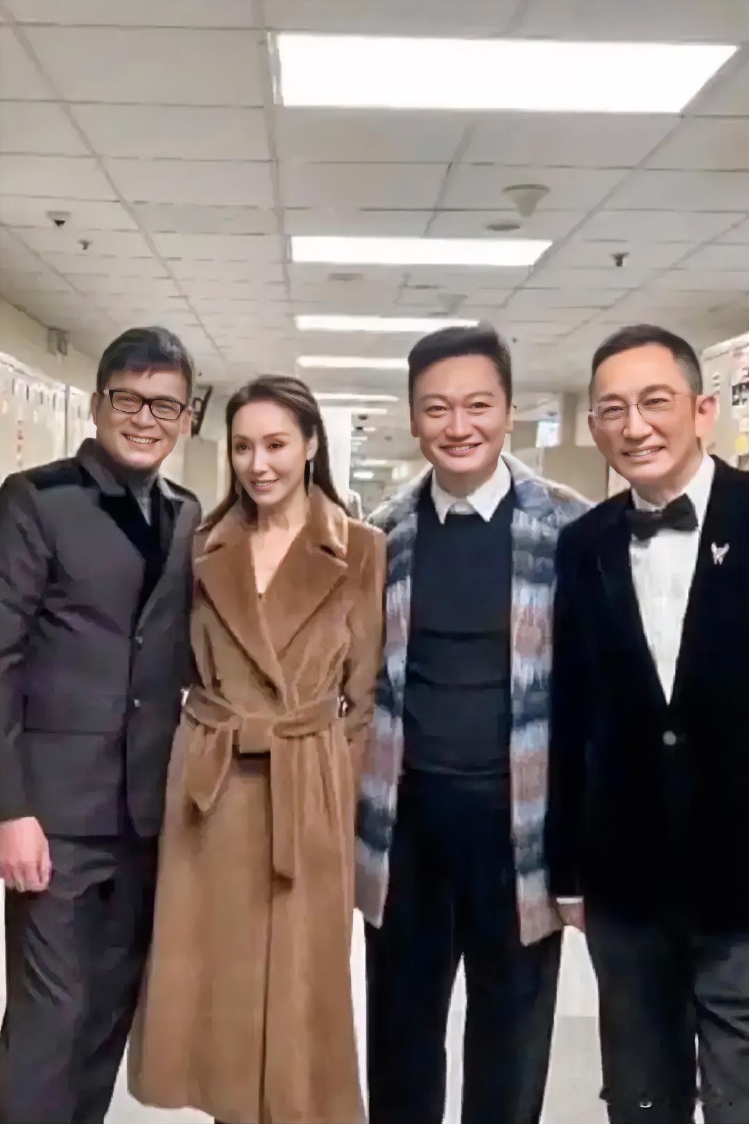 仔细看，左一是扮演“靖哥哥”的黄日华，如今依然目若朗星，气宇不凡，魅力四射！右二