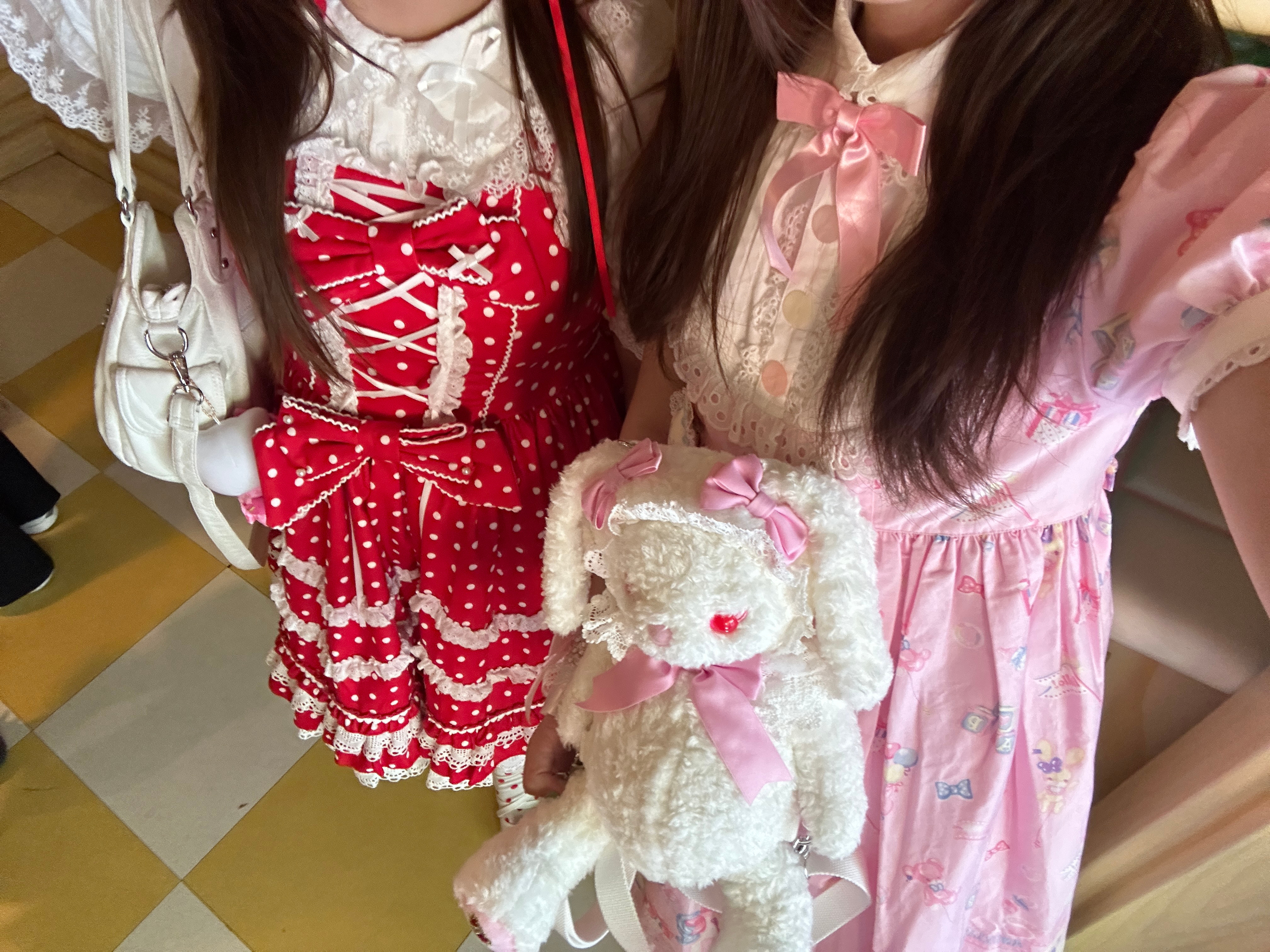 进入东迪开始身边全是洋溢着灿烂微笑的樱花妹，排队的时候在后面偷偷观察她们的拍照姿