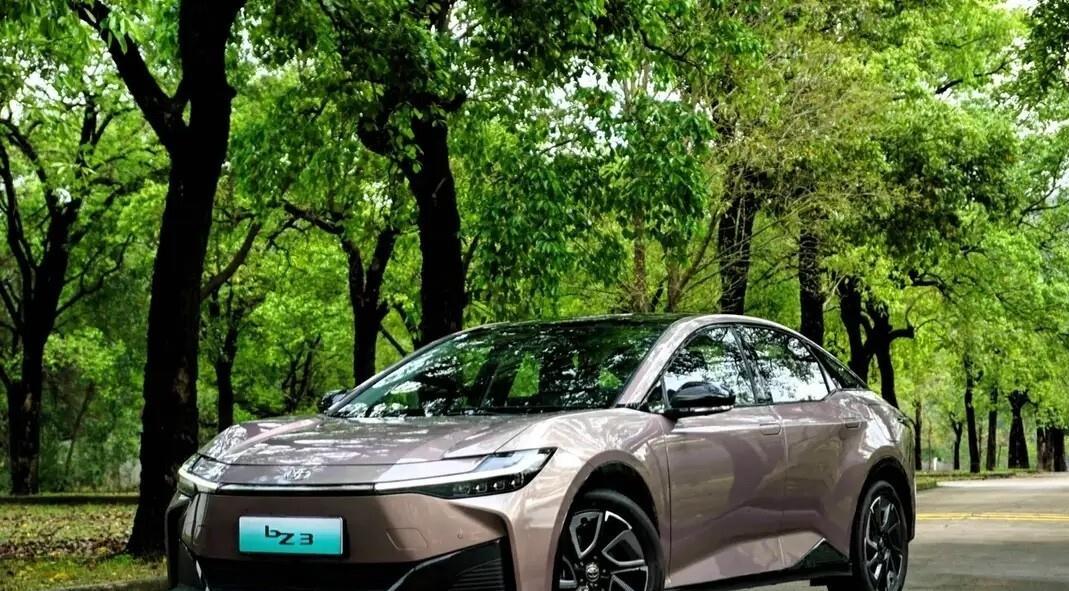 二、空间魔术：2880mm轴距的真实体验

我那位朋友身高182cm，买这车就为