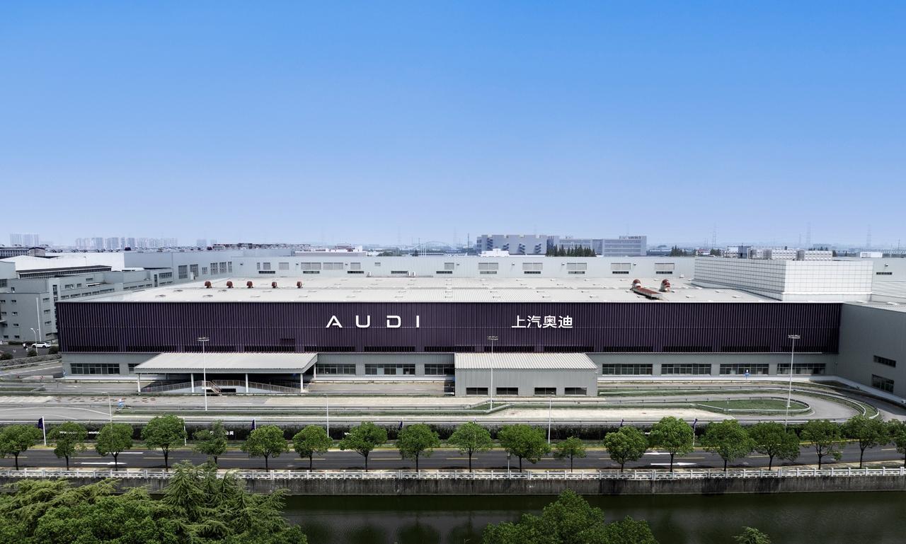 今天，上汽大众宣布：上汽奥迪AUDI智造基地正式落成，豪华电动品牌AUDI首款量