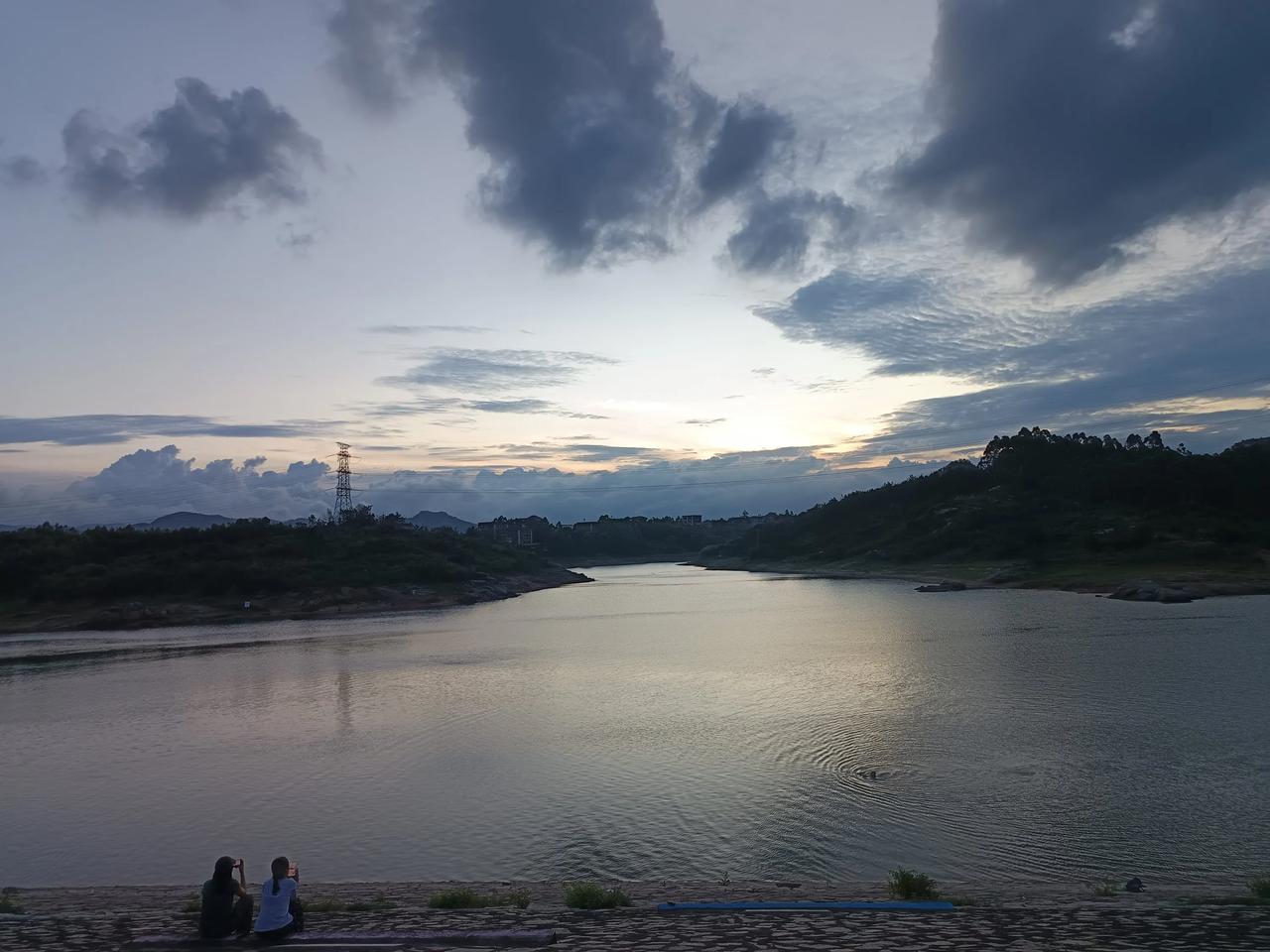 无我
 
玄理幽寻入杳冥，虚怀若谷自澄宁。
浮云聚散随天运，逝水枯荣任物形。
抛