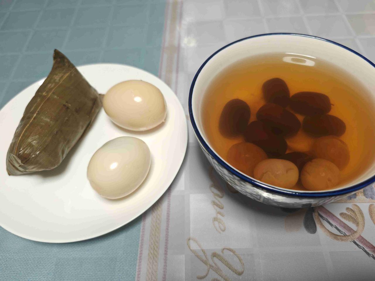 早晨六点我和老公起床，他洗漱，我给他准备早饭。

预约好的红枣桂圆百合汤，两个煮
